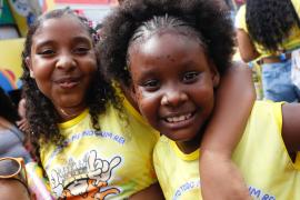 Cores, sorrisos e ancestralidade marcaram o desfile do bloco infantil Todo Menino é um Rei 