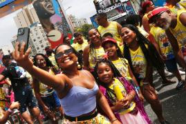 Cores, sorrisos e ancestralidade marcaram o desfile do bloco infantil Todo Menino é um Rei 