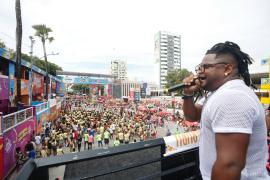 Cores, sorrisos e ancestralidade marcaram o desfile do bloco infantil Todo Menino é um Rei 