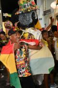 Foliões do Bloco do Reggae celebram Angola e a força da ancestralidade africana no Carnaval de Salvador 2026