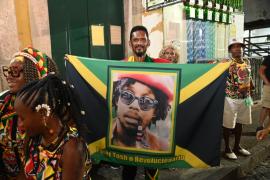 Foliões do Bloco do Reggae celebram Angola e a força da ancestralidade africana no Carnaval de Salvador 2026