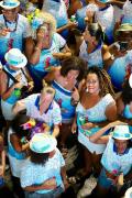 Foliões do Bloco Alerta Geral lotam o Circuito Osmar e transformam a avenida em um grande tributo ao samba