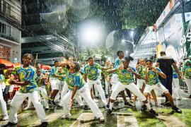 Componentes do Bloco da Capoeira gingam e celebram a resistência no circuito Campo Grande