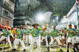Componentes do Bloco da Capoeira gingam e celebram a resistência no Campo Grande