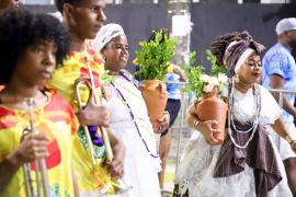 Bloco Afro Jogo de Ifá desfilou com trajes inspirados no Egito