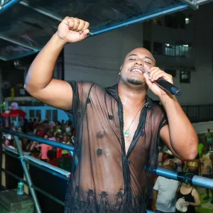 Diego Cardoso comanda bloco com o grupo Samba de Nego