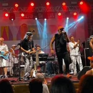 Potência da guitarra baiana toma conta do Pelô em show da banda Armandinho, Dodô e Osmar