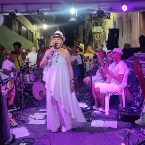 Gal do Beco cantando com a sua banda / Foto: Tamiris