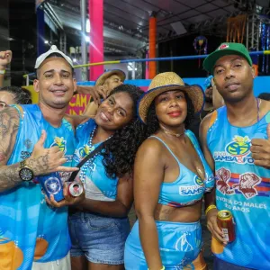 Samba reúne grupos de amigos em bloco