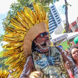 30 anos de Arrastão: Carlinhos Brown encerra Carnaval de Salvador com celebração aos 40 anos de Axé Music