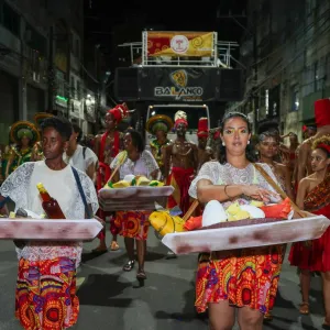 Bloco Kambalagwanze leva colorido e animação para o circuito do contrafluxo