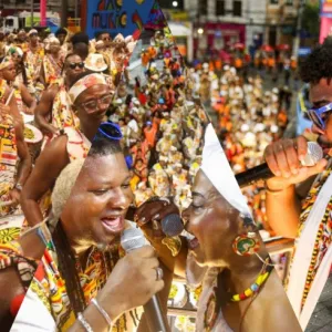 Ilê celebra 50 anos em desfile histórico