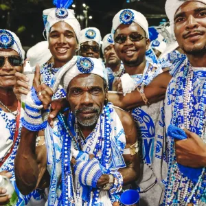 O toque do agogô une gerações no afoxé Filhos de Gandhy 