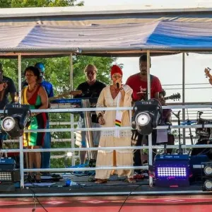 Em clima de reggae e apelo por justiça social, Gelmix e banda Steady Reggae abrem segundo dia da pré-micareta de Feira