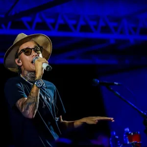 Theuzinho embala multidão em ritmo de arrocha na última noite da pré-micareta de Feira de Santana