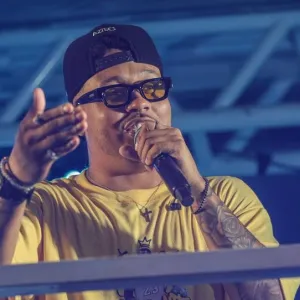 Cantor Belito convida o distrito de Ipuaçu para dançar ao som de samba e sofrência