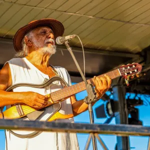 Cescé Amorim embala a abertura da pré-micareta de Feira de Santana, no distrito de São José