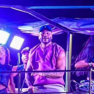 Tony Salles encerra primeiro dia da pré-Micareta com energia e samba no pé