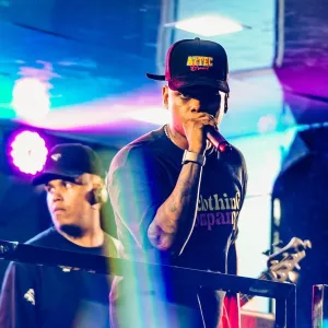 Caíque Machado convida foliões para arrochar debaixo de chuva no Palco Bel da Bonita