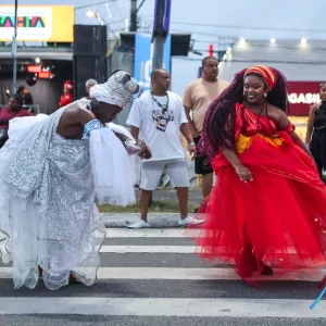Afoxé Filhos de Oxalá leva mensagem de resistência e fé às ruas de Feira de Santana