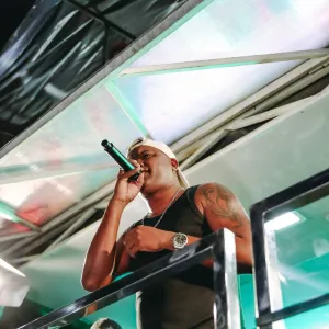 Pagonejo mistura sertanejo e pagode e levanta o público no Palco Bel da Bonita