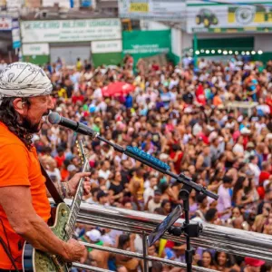 Micareta de Feira é aberta com entrega da chave ao Rei Momo e show de Bell Marques