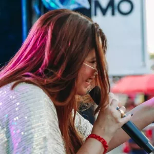 Com samba e MPB, Belô Velloso homenageia raízes baianas na Micareta de Feira