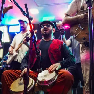 Em show marcado por emoção e ancestralidade, Banda Africania presta homenagem ao multiartista feirense Bel da Bonita 