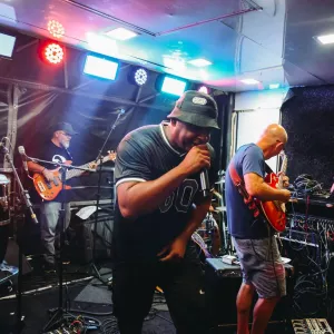 Banda Abordagem convida público do Palco Bel da Bonita para cantar e dançar sucessos do reggae internacional