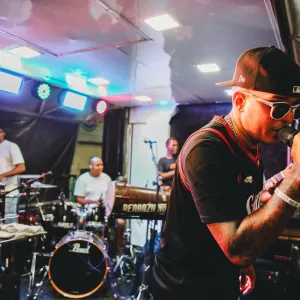 Renanzinho CBX estreia na Micareta de Feira com show animado de samba e Axé