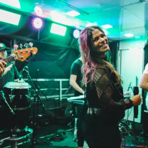 Duo elétrico encerra Palco Pranchão da Micareta de Feira com axé raiz e homenagem a Bel da Bonita