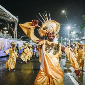 Afoxé Filhos de Nanã reverencia deusa do ouro em desfile na Micareta de Feira 