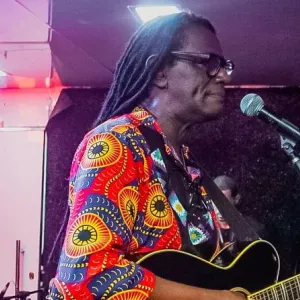 Gilsam exalta cultura popular feirense em show marcado por sucessos do reggae raiz