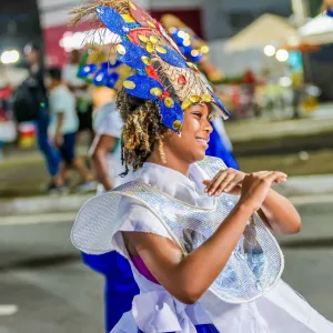 Afoxé Filhos de Ogum encanta a avenida com o axé de Ossanha, tradição e resistência cultural