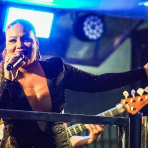 Com repertório eclético e figurino exuberante, Carol Perey balança Palco Bel da Bonita