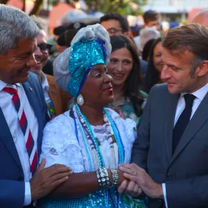 Presidente da França, Emmanuel Macron é recebido com celebração da cultura afro-baiana na abertura do Festival Nosso Futuro em Salvador