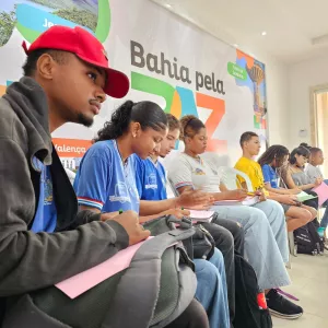 Contação de histórias inspira jovens acompanhados pelo Coletivo Bahia pela Paz em oficina do Pipas Literart nas Escolas
