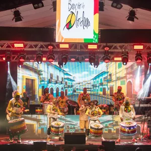 Turistas, baianos e artistas lotaram as ruas do Pelô nesta terça (6);  Olodum comandou a festa no Centro Histórico