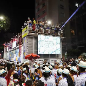Foliões do Bloco Alerta Geral lotam o Circuito Osmar e transformam a avenida em um grande tributo ao samba, celebrando o legado de Arlindo Cruz com alegria, emoção e reverência à tradição