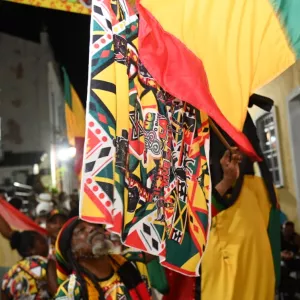 Com bandeiras, cores e muita vibração positiva, foliões do Bloco do Reggae celebram Angola e a força da ancestralidade africana no Carnaval de Salvador 2026