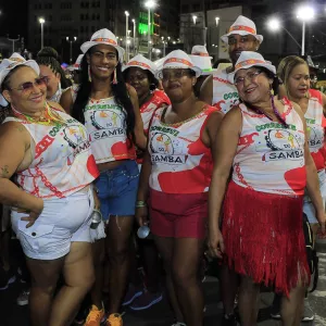 Bloco Corrente do Samba reúne pessoas da mesma comunidade 