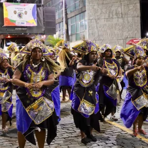 Bloco Afro Jogo de Ifá desfilou com trajes inspirados no Egito