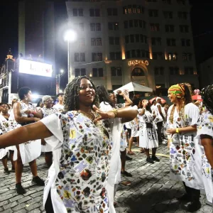 O abadá branco reforçou a proposta de paz, espiritualidade e conexão com as tradições de matriz africana