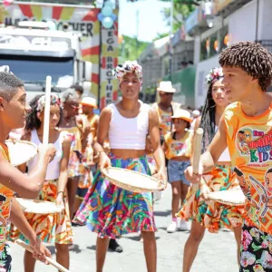  Bloco Vamos Nessa Kids saiu com o tema “Capoeira, ginga que encanta o mundo!”