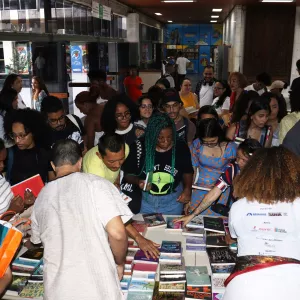 Biblioteca Central da Bahia recebe evento literário solidário com troca de livros por leite, neste sábado (28)