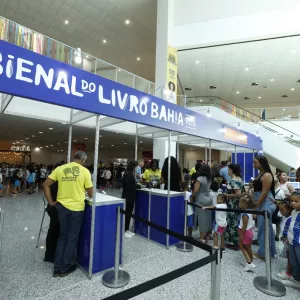 Coletivos Bahia Pela Paz levam mais de 100 jovens periféricos para a Bienal do Livro em Salvador