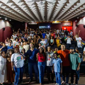Programa Bahia Pela Paz leva 130 jovens para assistir filme “Sonho de Arrocha” através de articulação entre SJDH e SecultBA