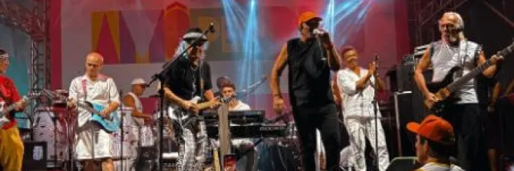 Potência da guitarra baiana toma conta do Pelô em show da banda Armandinho, Dodô e Osmar