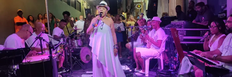 Gal do Beco cantando com a sua banda / Foto: Tamiris