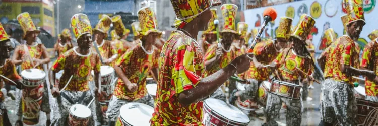 Bloco da Capoeira levou a energia do dendê para a avenida